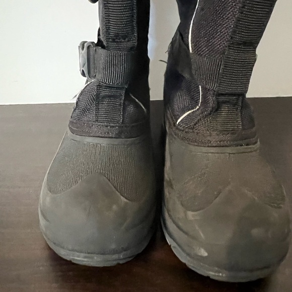 Kamik Black Snow Boots with Buckle Fastenings - Picture 4 of 6